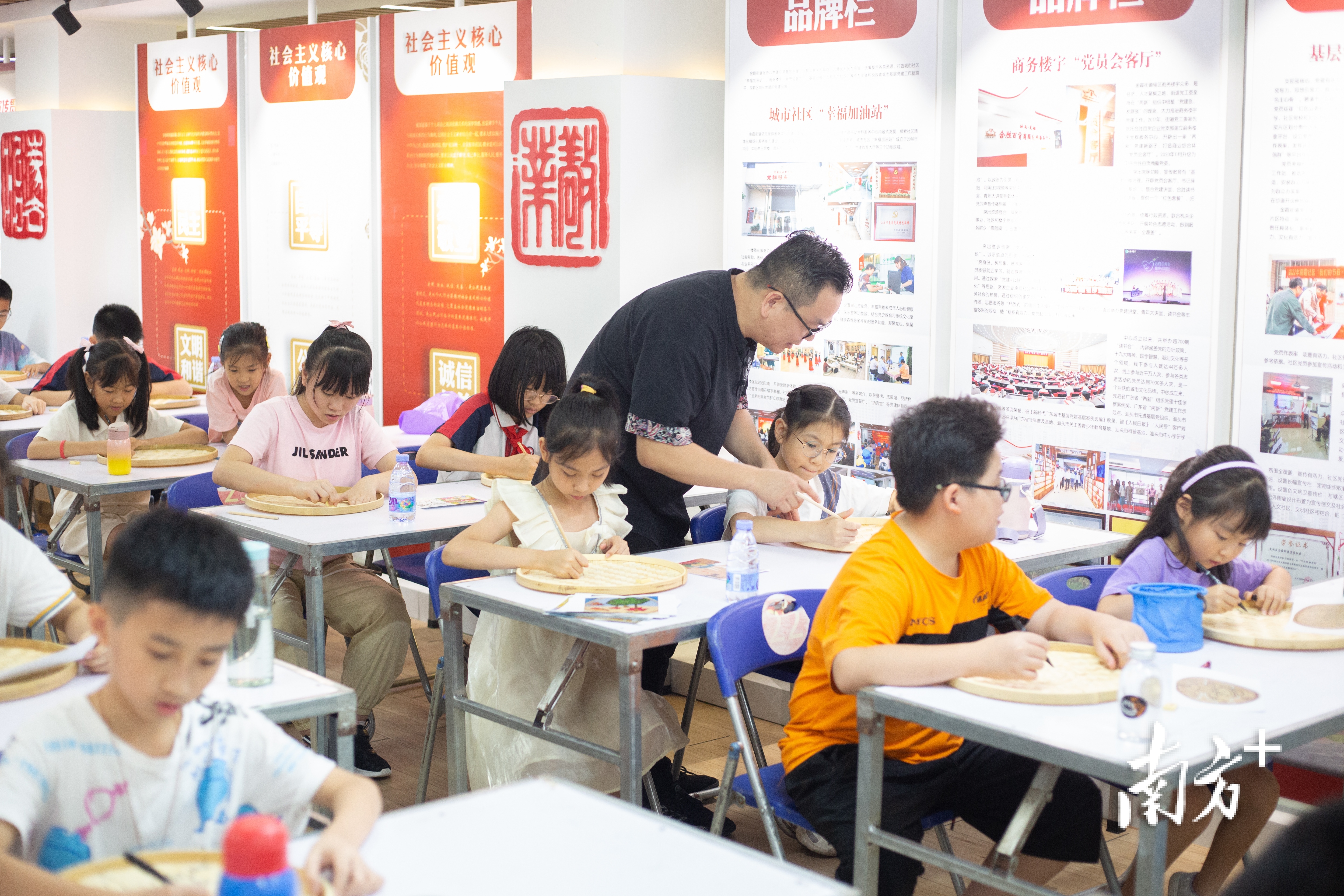 在龙湖区金霞街道新时代文明实践所，“文明播种人”教学生用仿真粮食拼贴绘画。