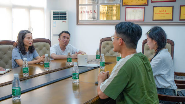 余俊锋与记者讨论水产预制菜。