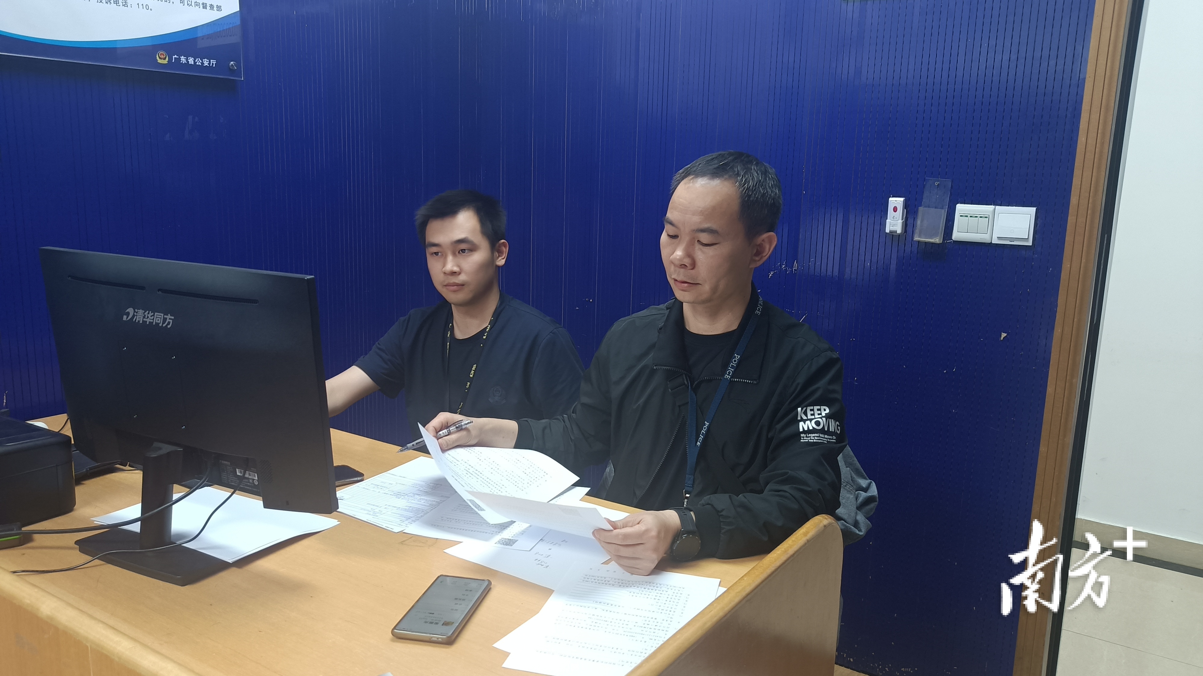  工作中的梁振光（右一）