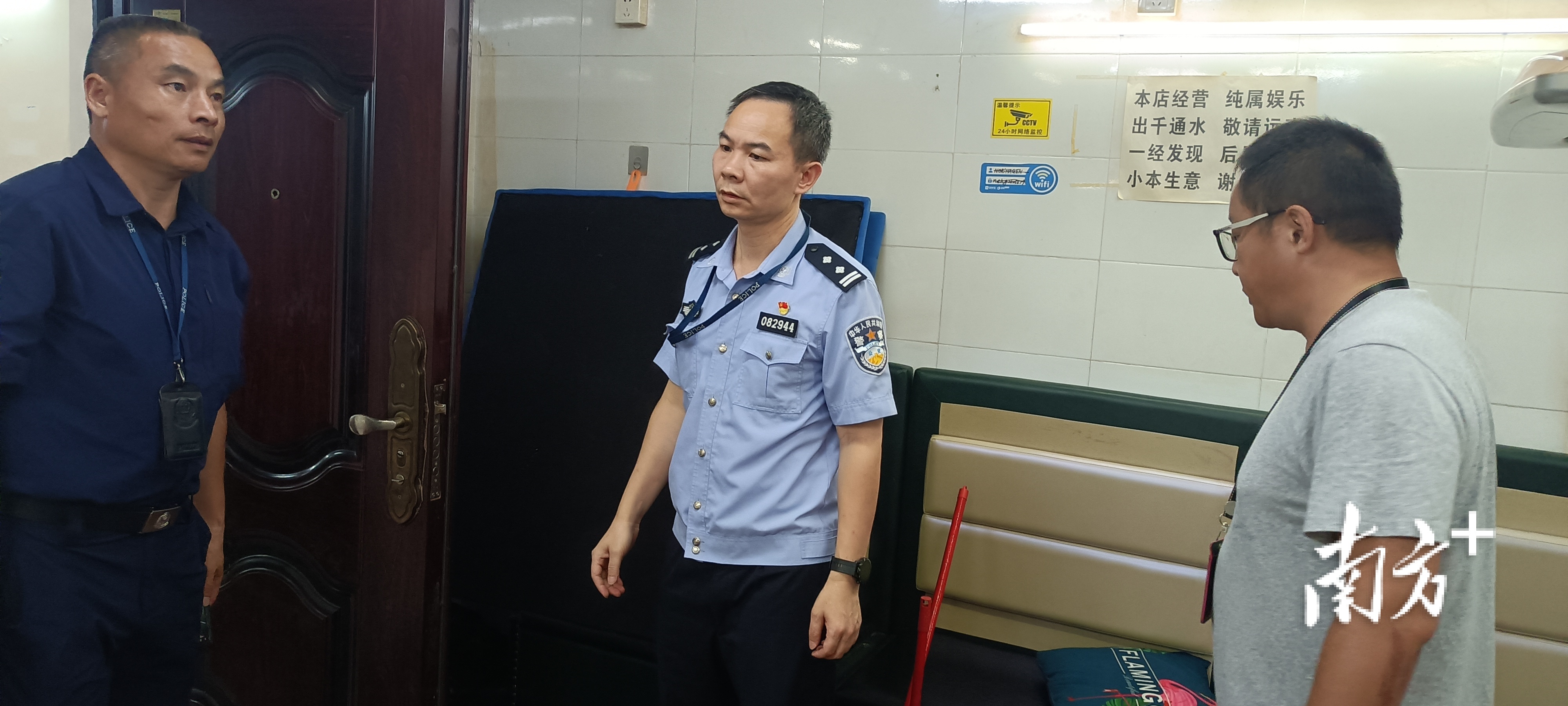  工作中的梁振光（右二）