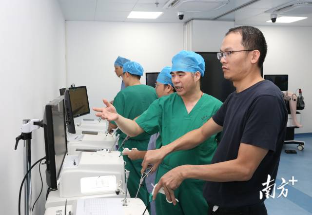 青年医师在资深专家的指导下进行练习。 