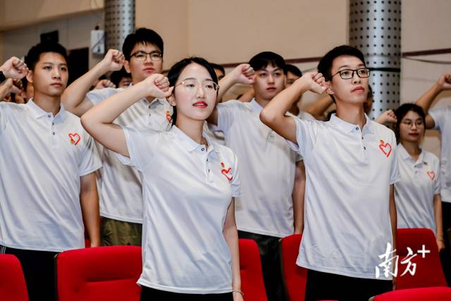 新一届志愿者宣誓。 新一届志愿者宣誓。