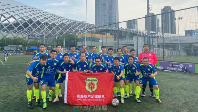 刘小龙（前排右三）与珠海地产足球联队