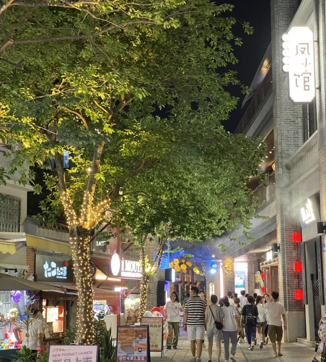 夜晚的永庆坊依旧烟火气十足