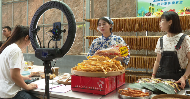首场巡回直播现场，主播在镜头前介绍龙川腐竹