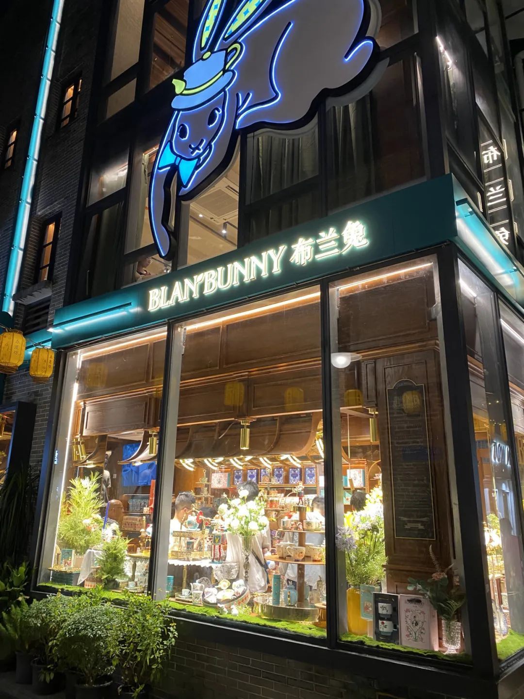 在永庆坊的夜晚，新潮店铺依旧有不少人逛街购物