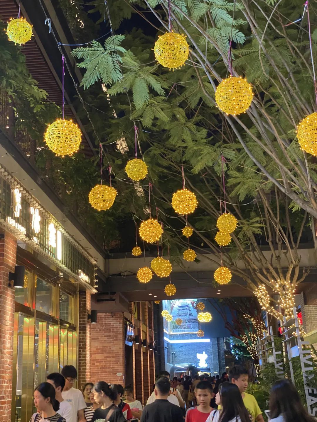 夜晚的永庆坊依旧热闹