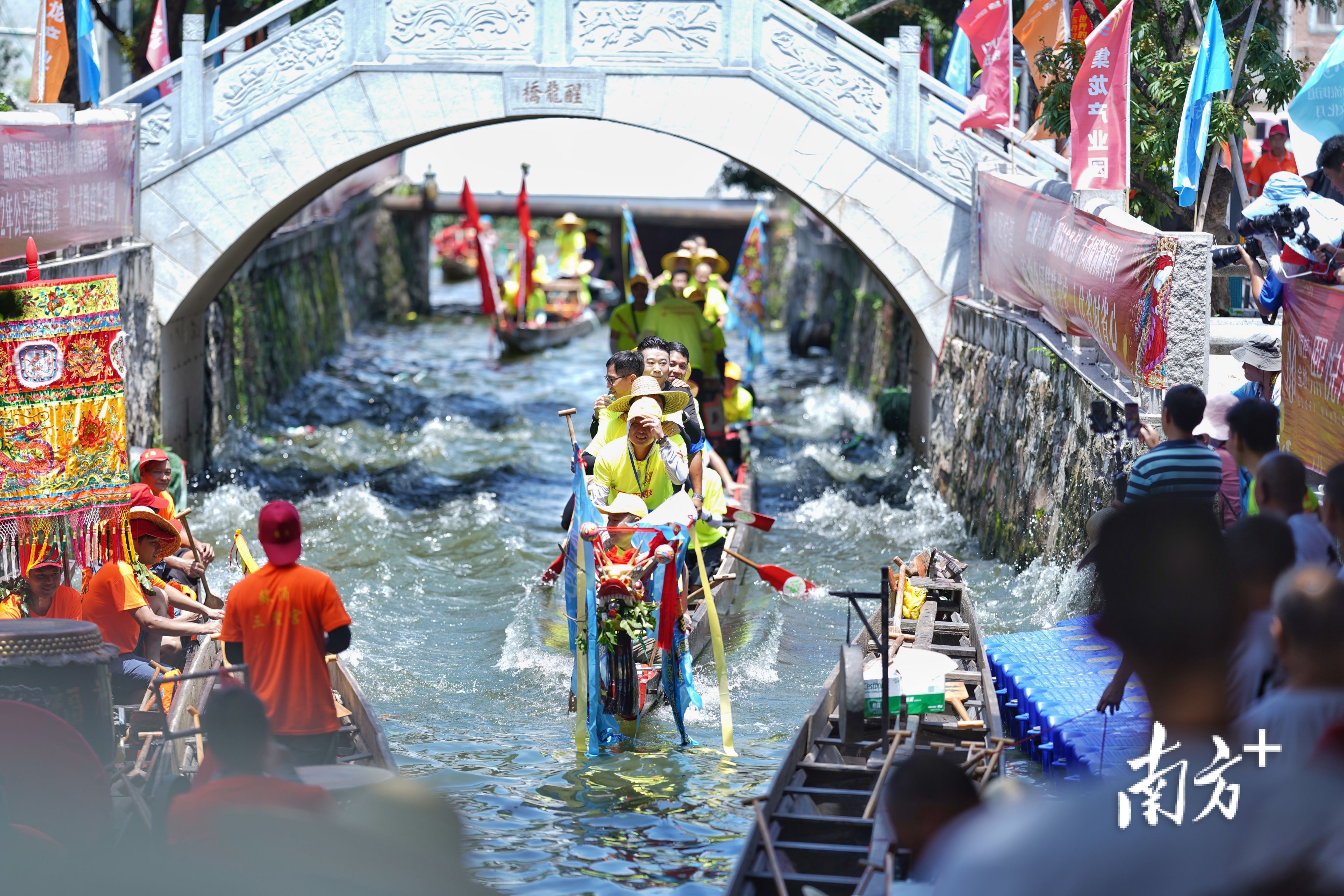 龙眼点睛当天，珠三角百艘龙舟到龙眼村点睛。戴嘉信 摄