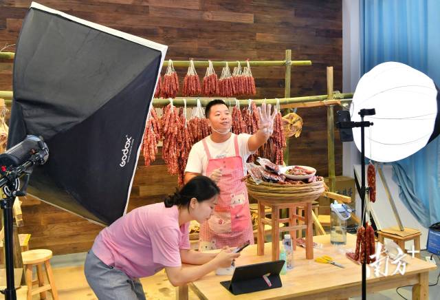 阳东区农村电商产业园的直播场面。