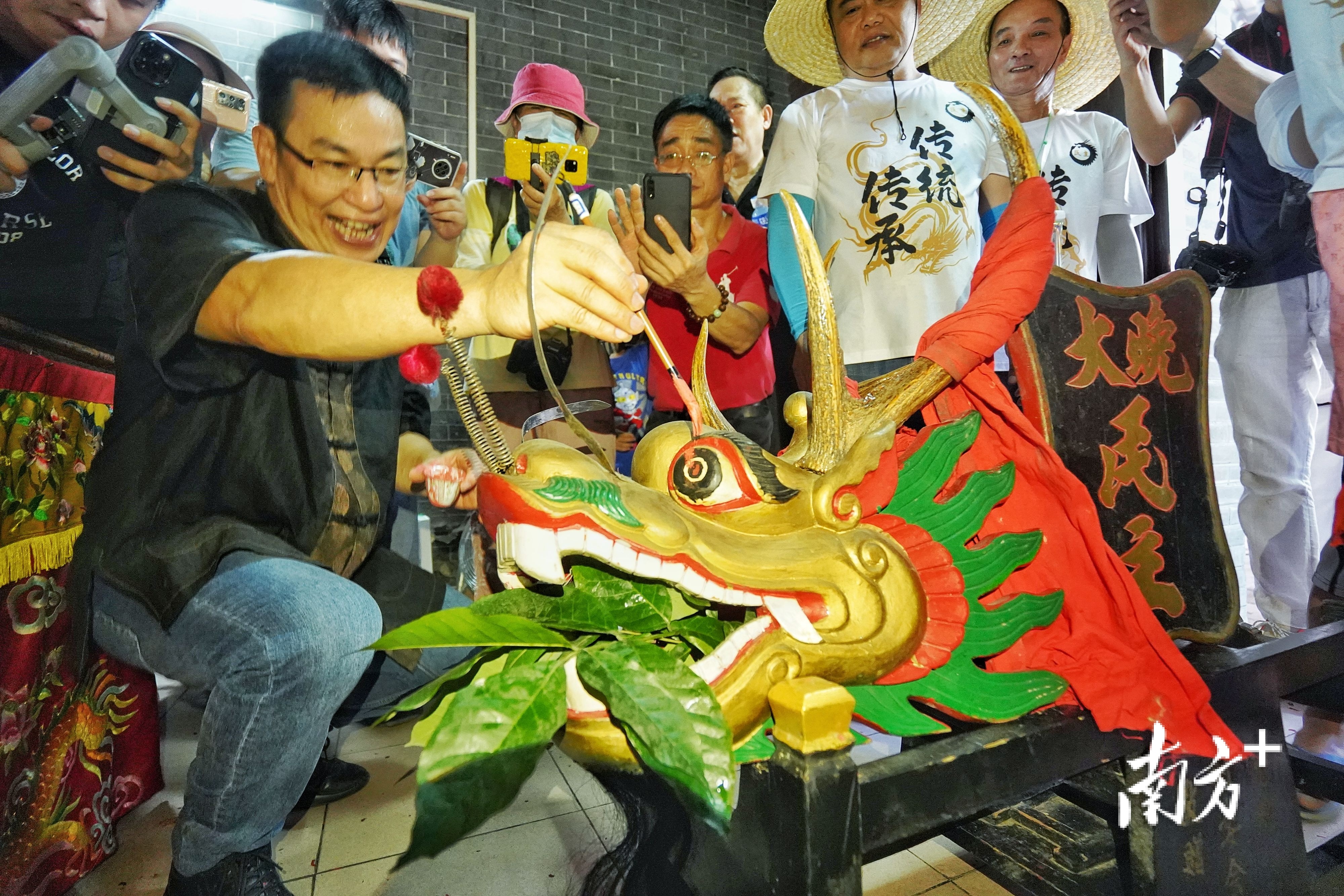 龙睛点睛现场。戴嘉信 摄