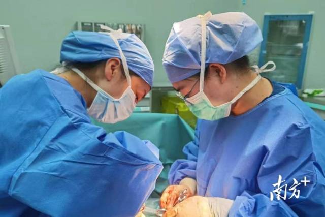 医疗团队救治场景。  