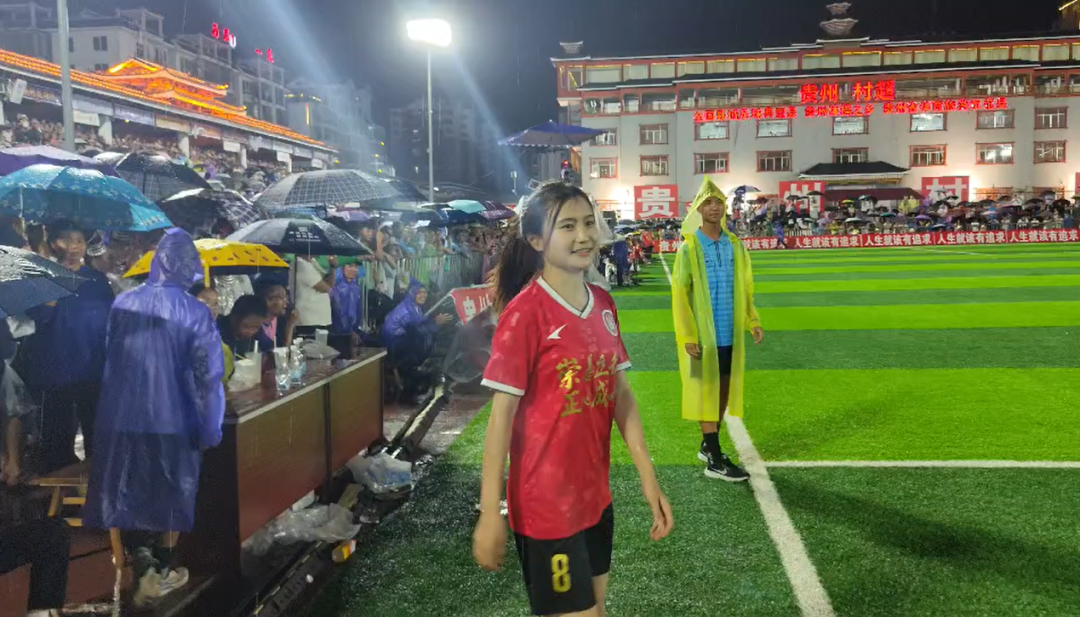 随团记者黎嘉敏化身足球女将驰骋绿茵场上,引来现场观众的欢呼。 随团记者黎嘉敏化身足球女将驰骋绿茵场上,引来现场观众的欢呼。