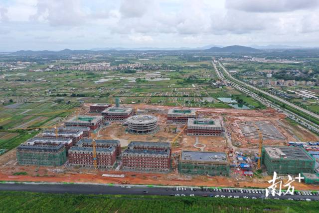 阳江优化县镇村教育资源配置,图为阳江高级中学今年9月份将建成开学。