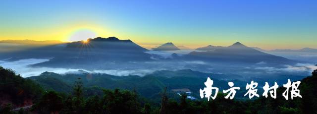 汕尾陸河縣,，日出青山嶂。