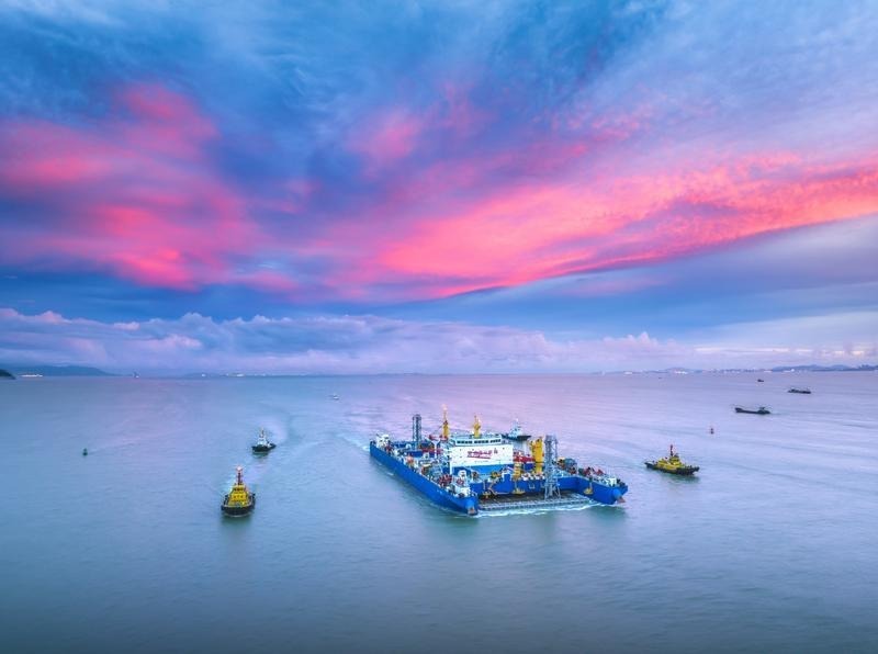 深中通道沉管隧道最后一个管节及最终接头开展浮运作业。苏振飞 摄