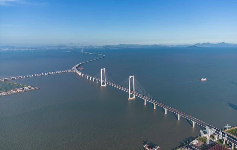 无人机航拍深中通道。