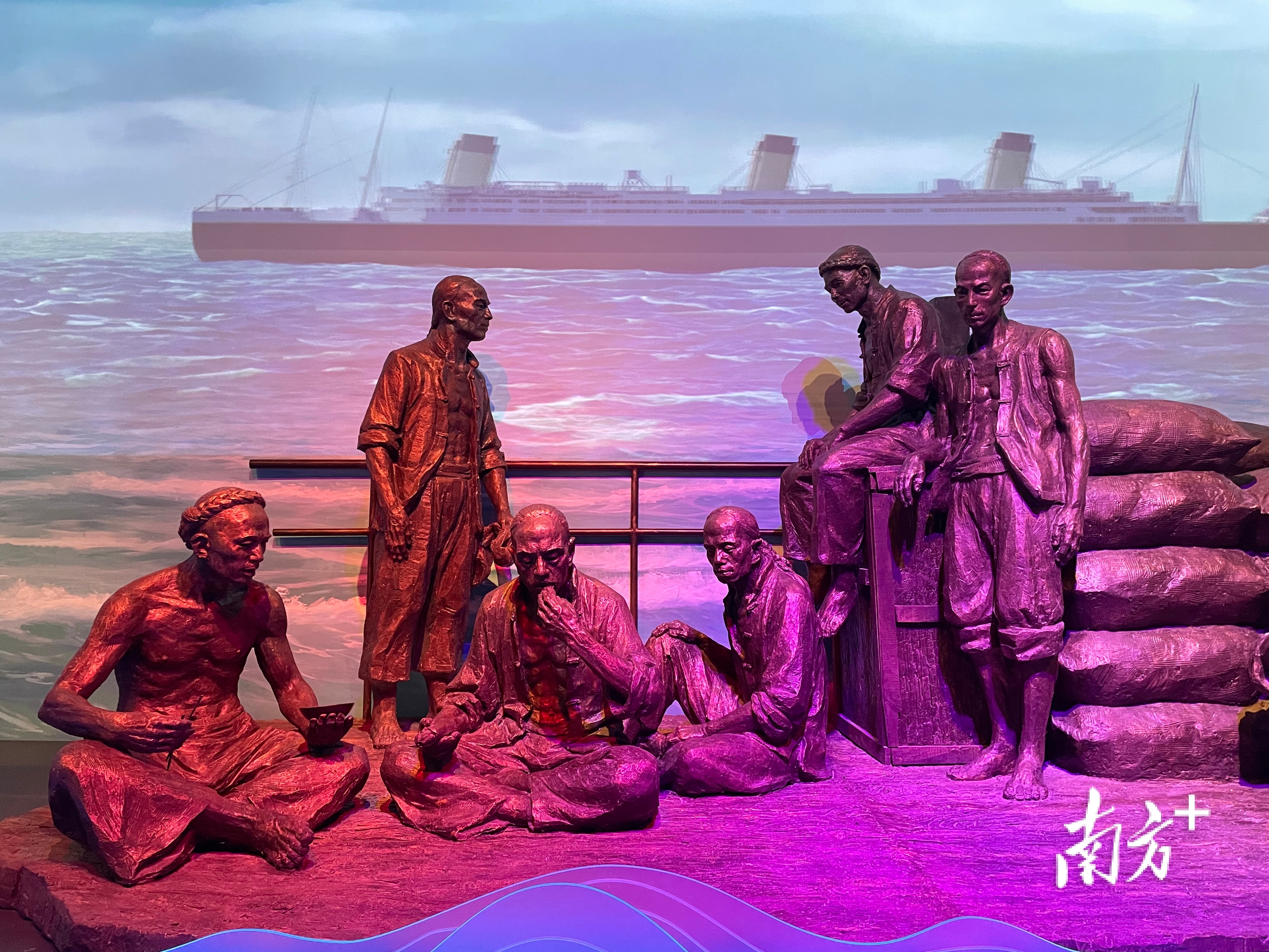 中国侨都华侨华人博物馆从多个方面反映五邑华侨华人艰难而辉煌的创业史和丰富深厚的五邑华侨文化。