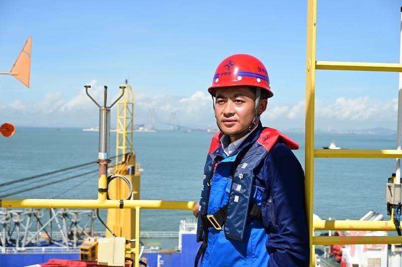 中交一航局深中通道项目部测量管理中心副主任锁旭宏。