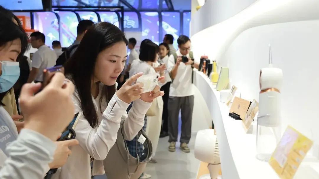 创意产品吸引市民游客驻足拍照。