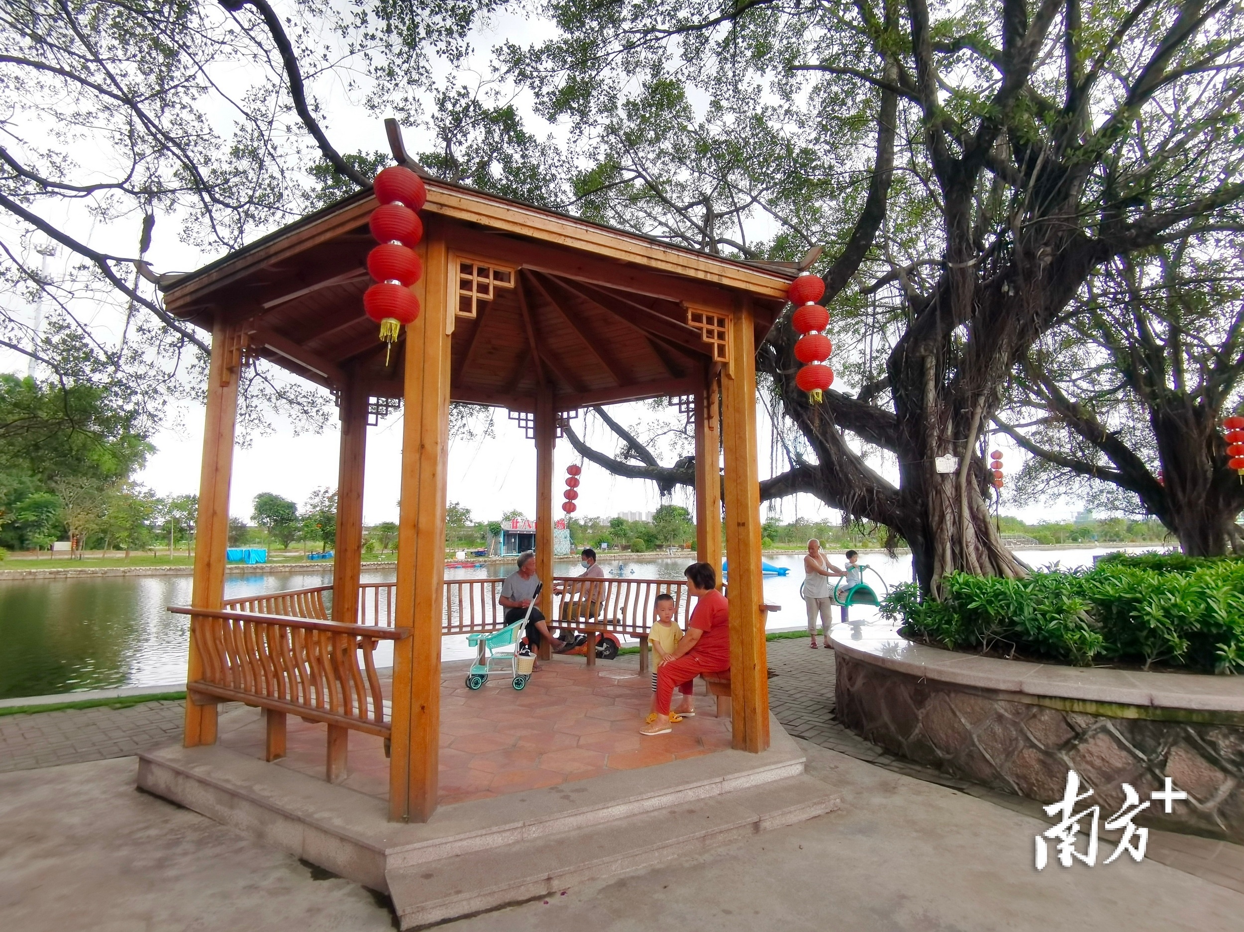 金平区全力推进平安幸福村居创建工作。图为月浦街道沟南社区湖边凉亭内,市民在休闲。黄嘉锋 摄 金平区全力推进平安幸福村居创建工作。图为月浦街道沟南社区湖边凉亭内,市民在休闲。黄嘉锋 摄