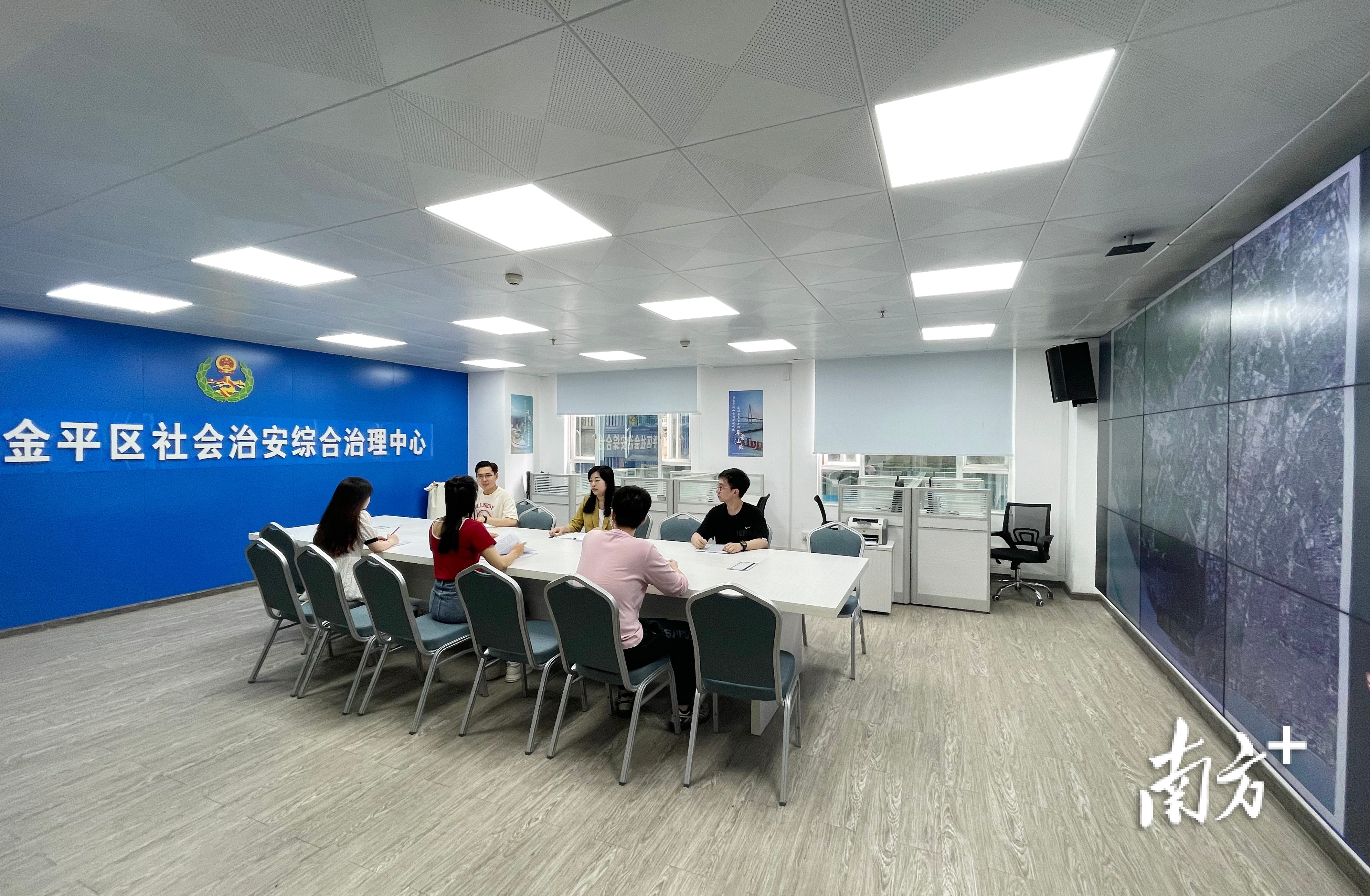 金平区社会治安综合治理中心信息化平台为社会治理提供“智治”支撑。受访者供图 金平区社会治安综合治理中心信息化平台为社会治理提供“智治”支撑。受访者供图