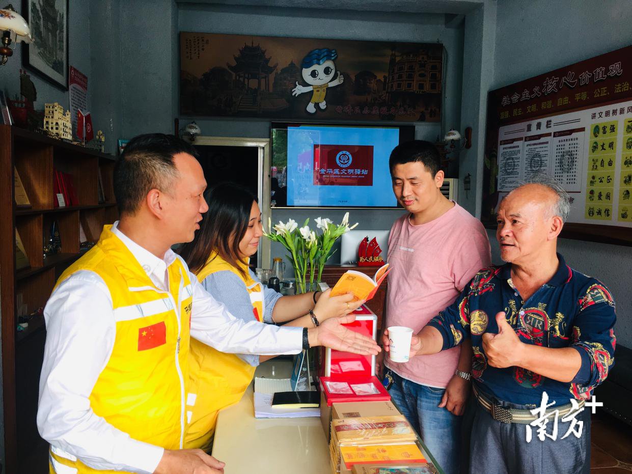 小公园文明驿站为游客提供暖心服务,获得群众点赞。受访者供图 小公园文明驿站为游客提供暖心服务,获得群众点赞。受访者供图