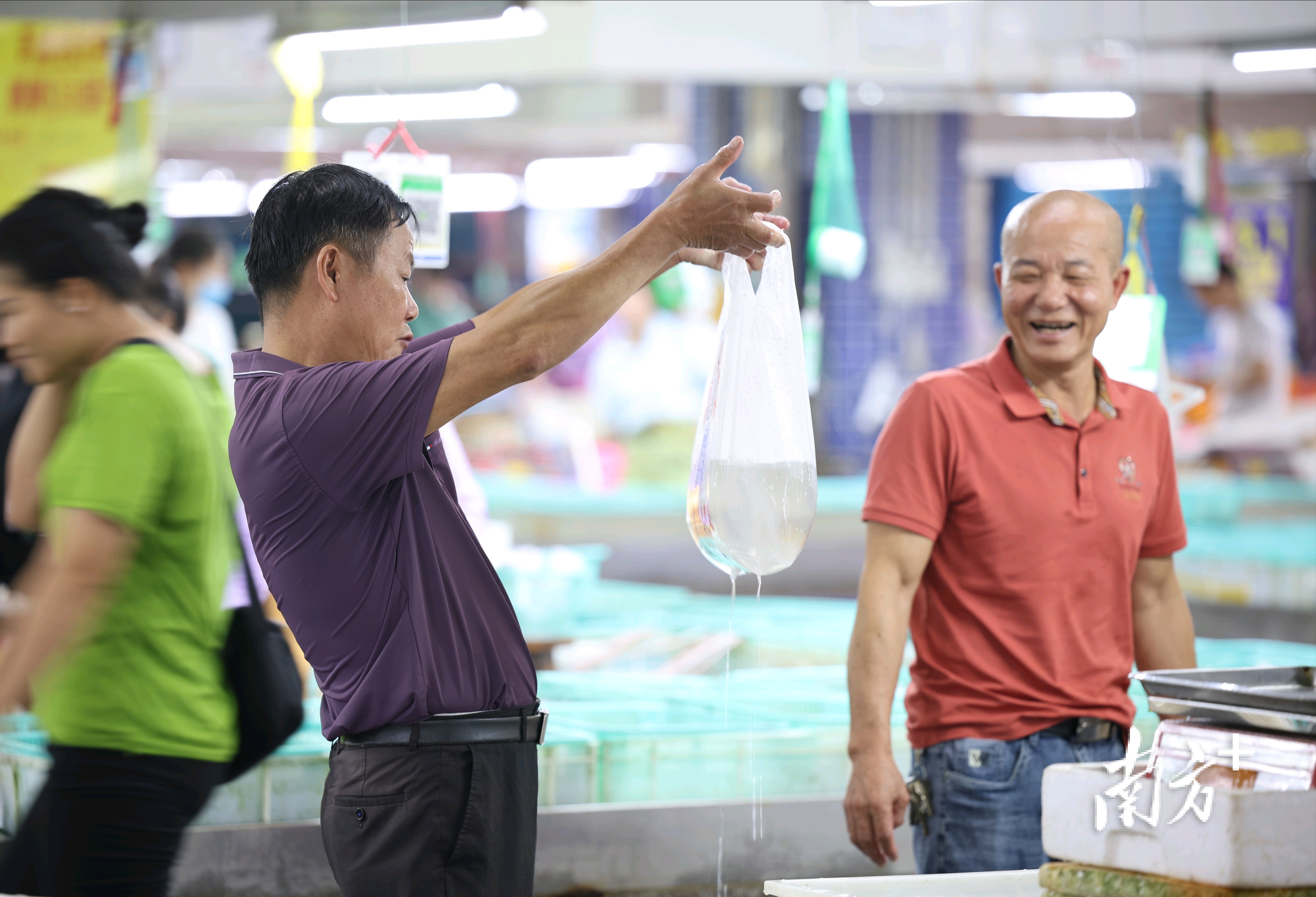 淘到好货了,市民笑得合不拢口。 淘到好货了,市民笑得合不拢口。