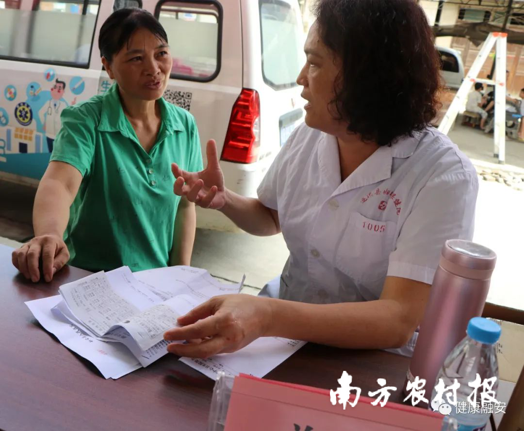 8月16日，赴融在潭头乡红岭村拍摄的安开义诊活动现场，医务人员为群众答疑解惑。广东