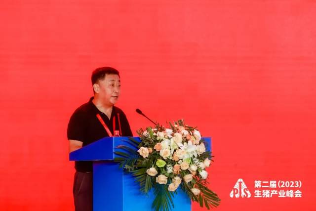 中国畜牧业协会猪业分会执行会长王爱国教授作了猪业分会下一个五年发展规划草案及分会工作要点的报告。