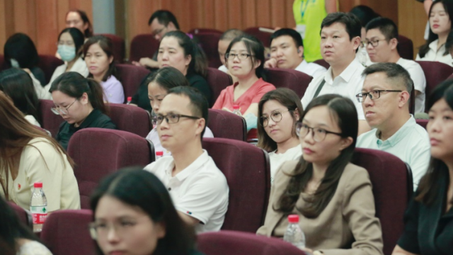 《经典悦读系列丛书》第三辑首发暨座谈会在南国书香节举行