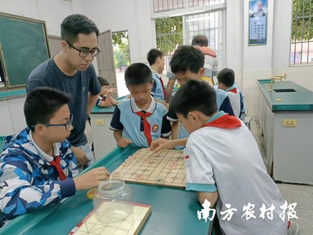 简宏桥指导学生下象棋