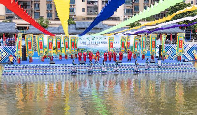 现场演出，精彩纷呈，七位“仙女”踏歌而出。南方农村报 李睦宇 摄