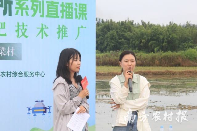 华南农业大学资源环境学院博士赵中秋（右一）。