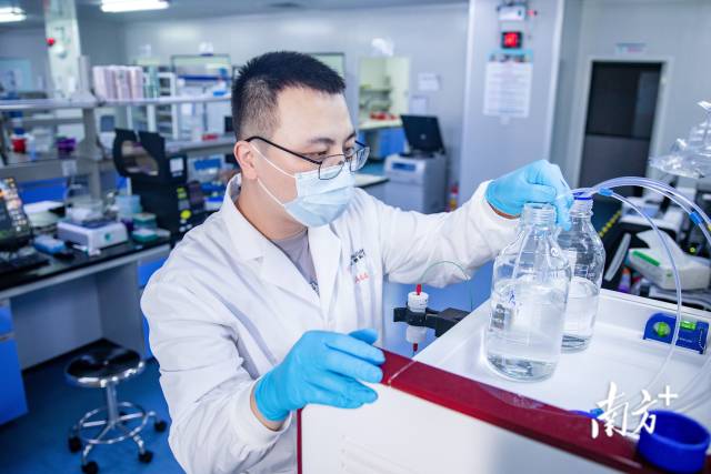 云舟生物科技公司科研人员在实验室工作。 云舟生物科技公司科研人员在实验室工作。