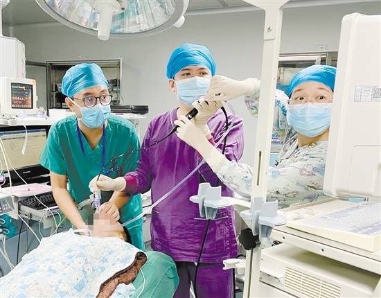 医护人员为患儿做支气管镜检查。蔡昭璐 摄
