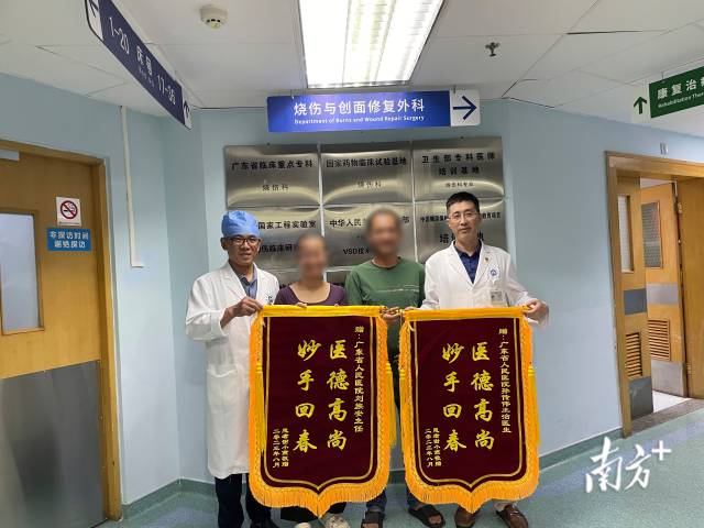 小燕出院时，为专家送上锦旗表示感谢。  