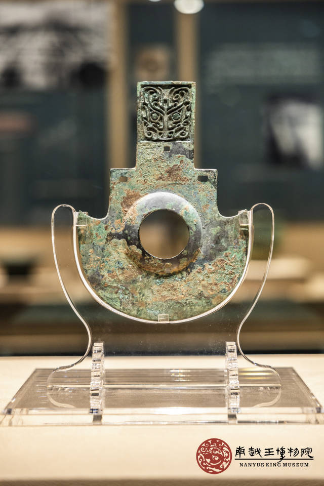 像这种青铜钺主要流行于商至西周时期,历史上武王伐纣,也可能用到