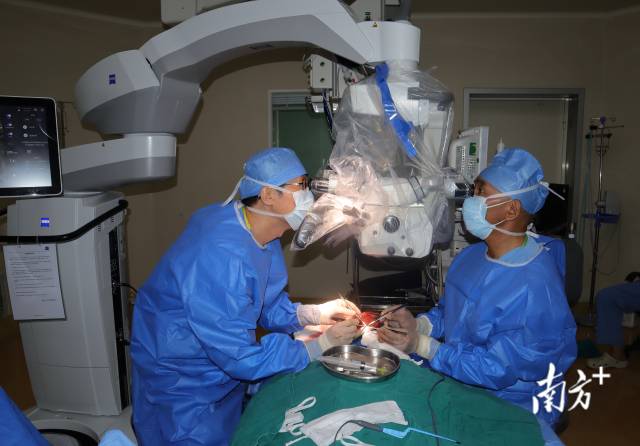 专家团队紧急开展头皮回植显微手术。 受访者供图