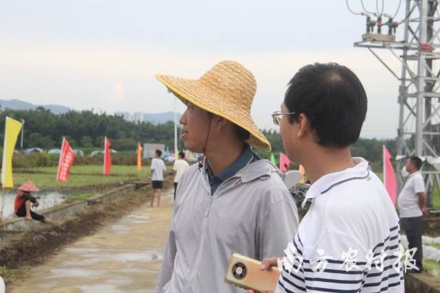 华南农业大学资源环境学院授课团队蓝志鹏老师（左一）。