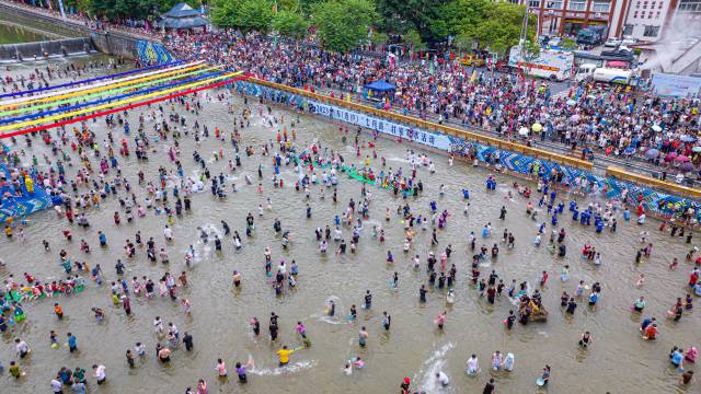 数万名游客与连山壮瑶汉各族同胞戏水狂欢。