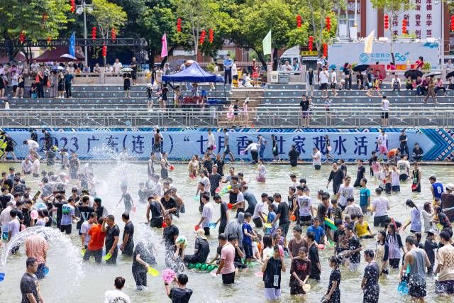 现场戏水的游客。南方农村报 李睦宇 摄