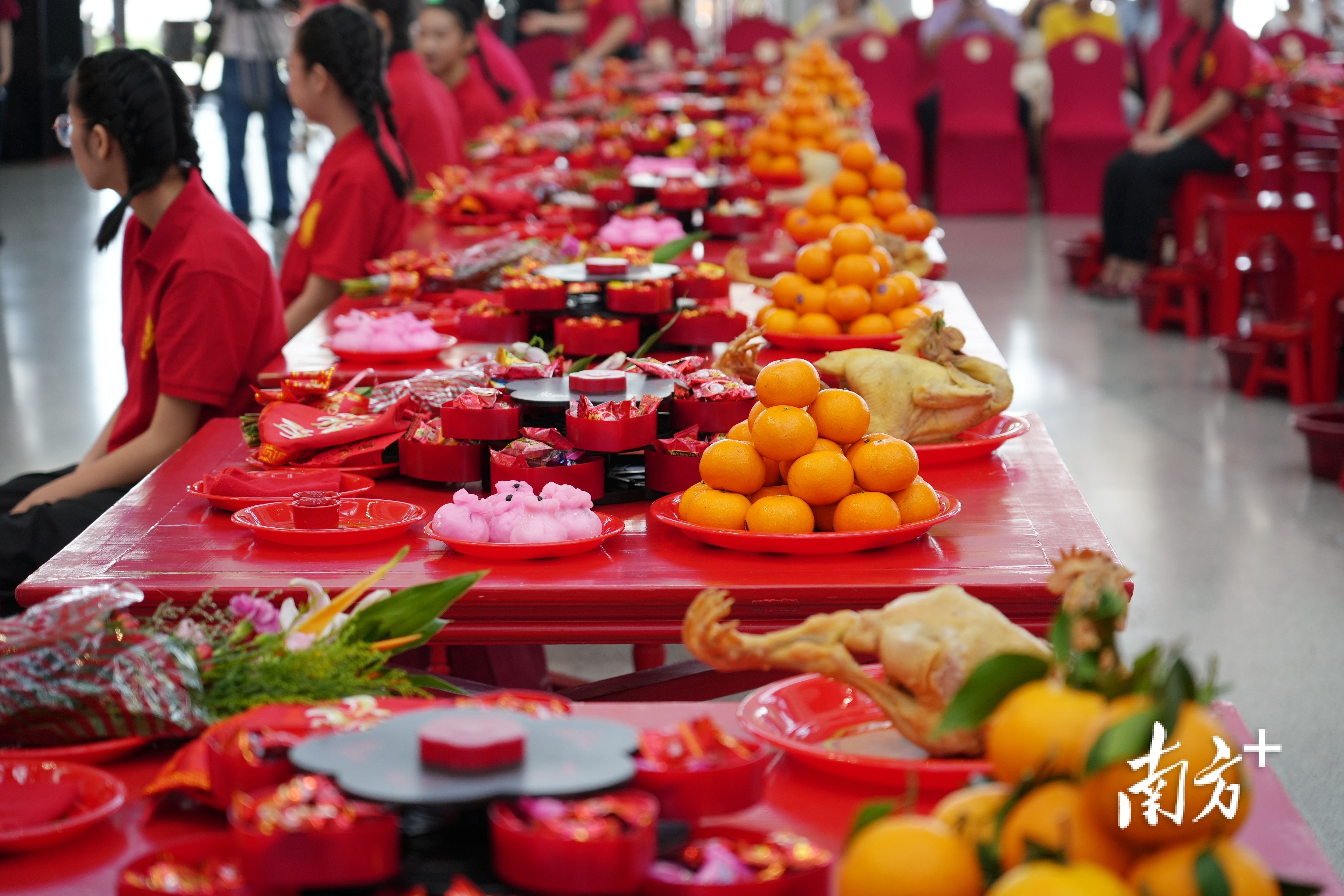 在“出花园”仪式中，需准备家禽、水果、糖果等食品。