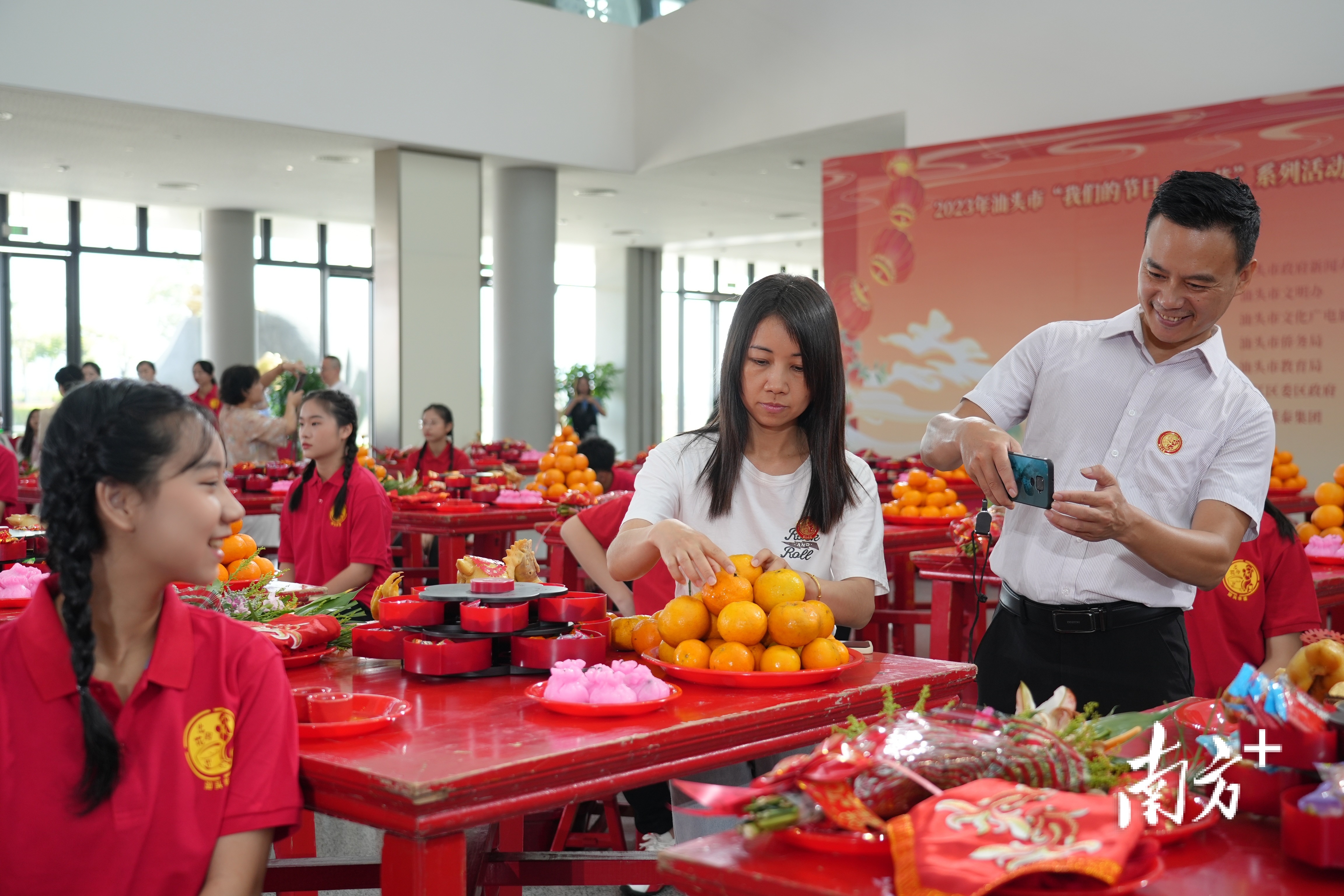 父母为“出花园”的孩子拍照留念。