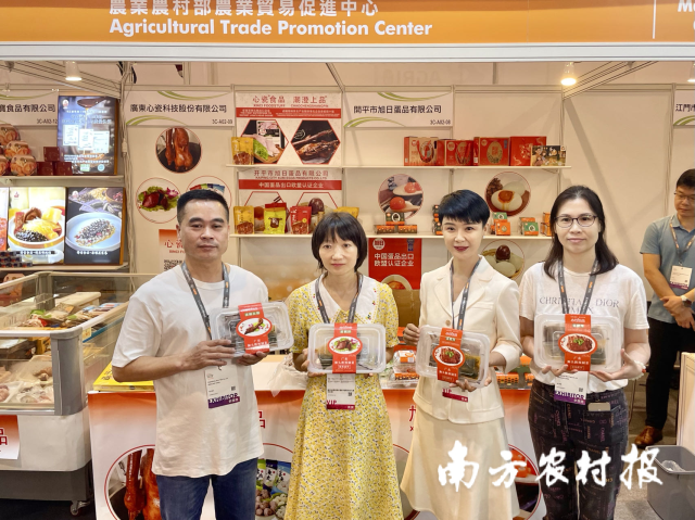 贺娇龙（图右二）在香港受邀为广东预制菜点赞。