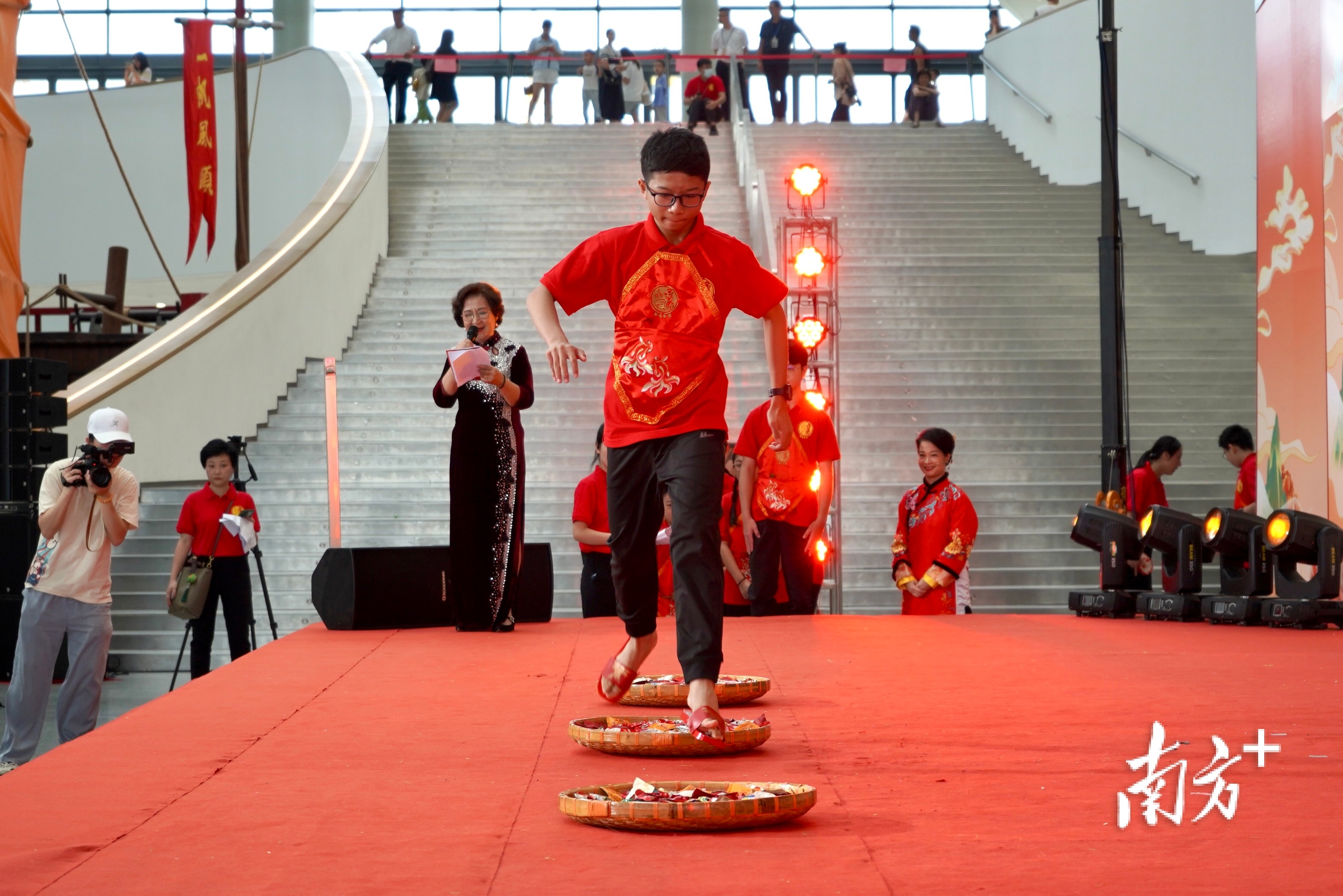 “跳胶掠”环节象征踏上人生新征程。