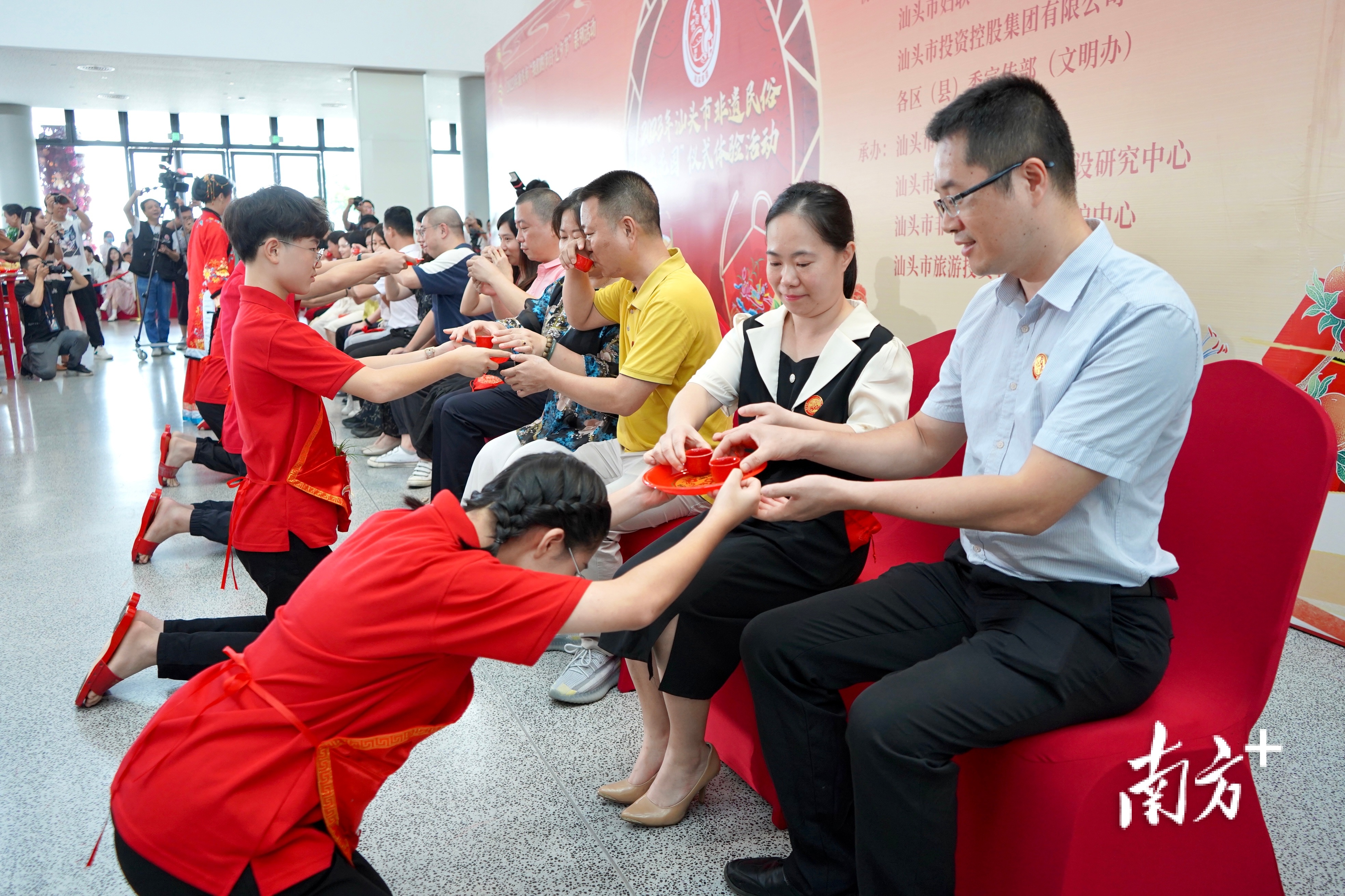 在“感恩礼”中，孩子向父母敬茶。