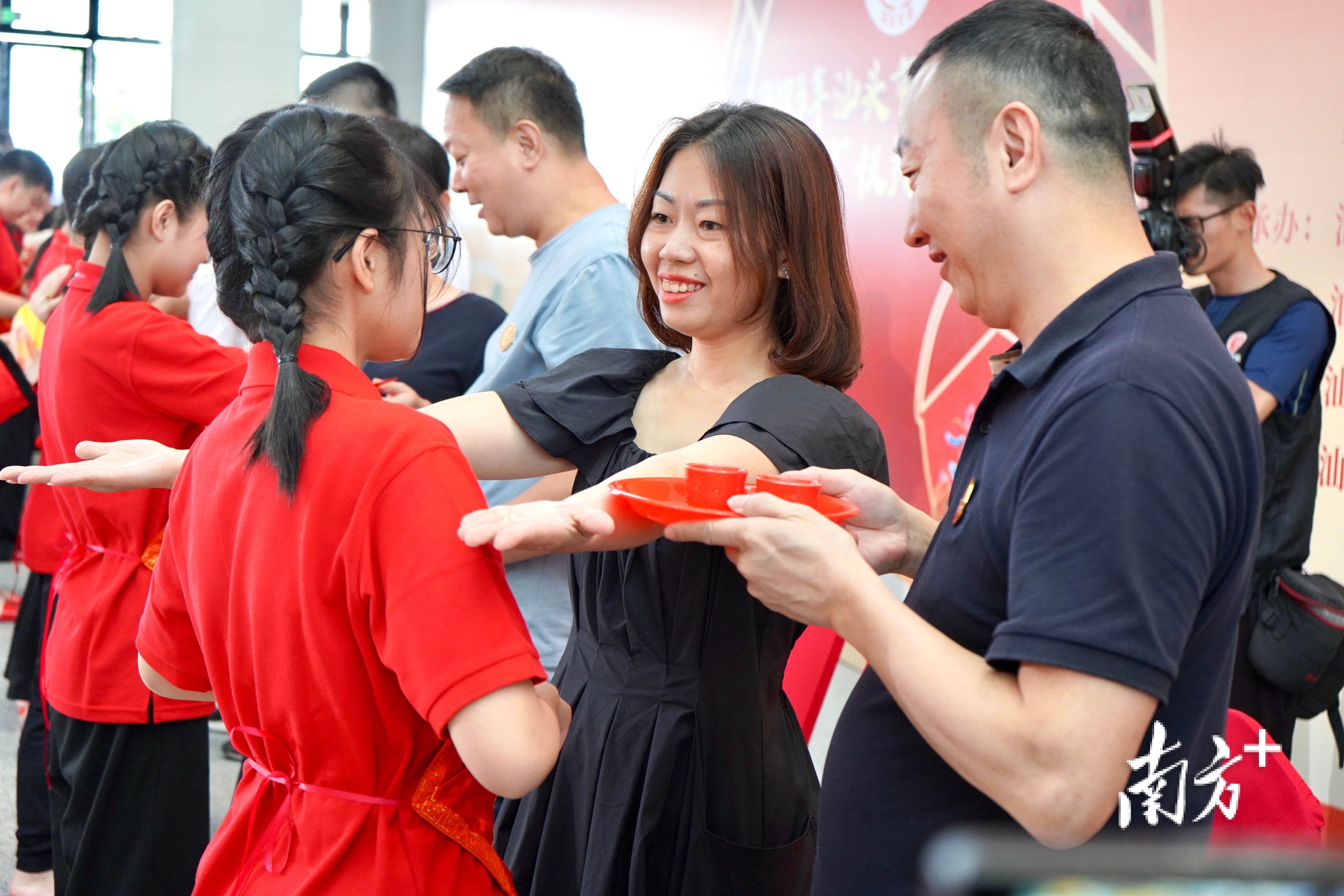 完成仪式后，父母拥抱孩子。