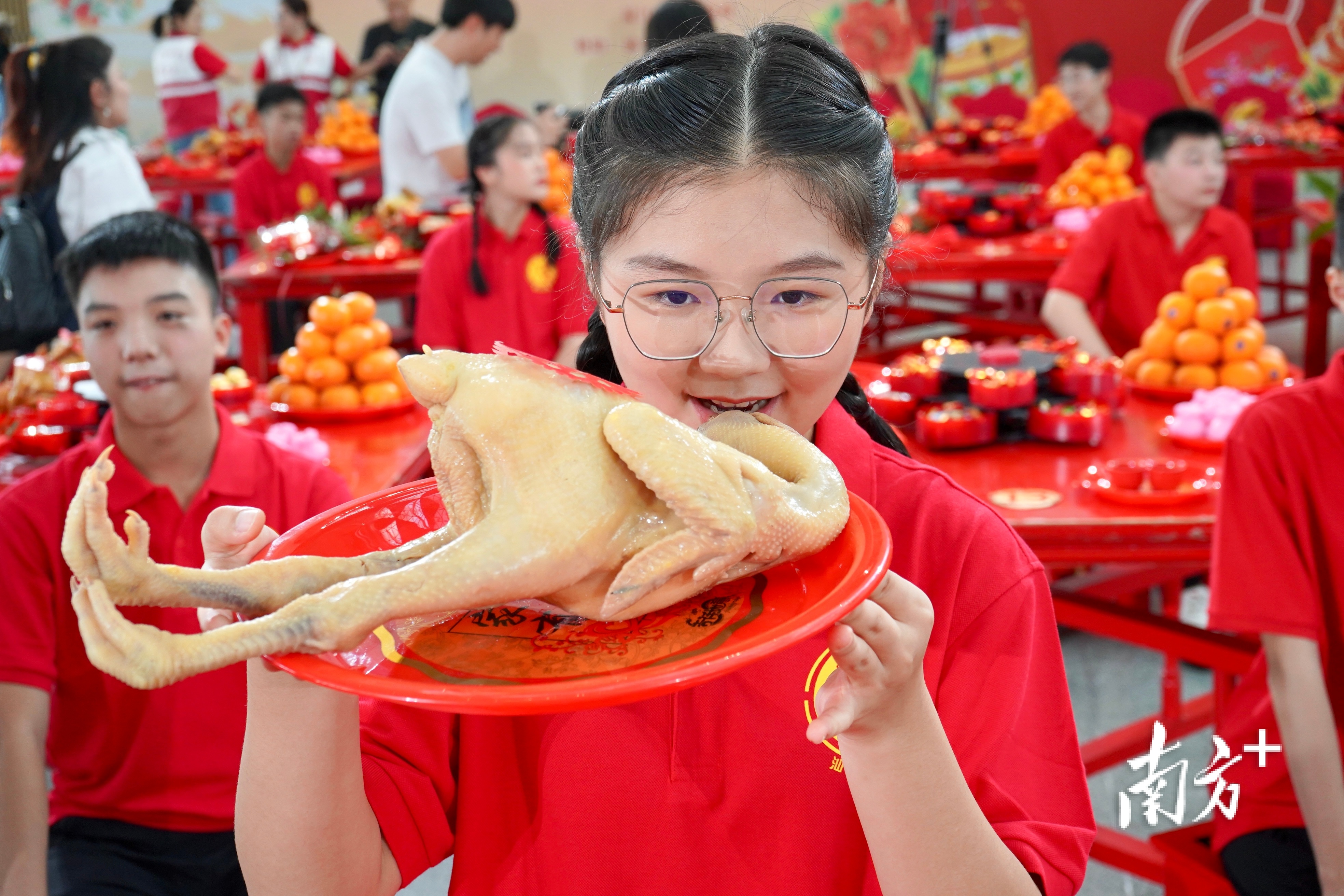 “头彩食”环节中，少年象征性咬了一口家禽。
