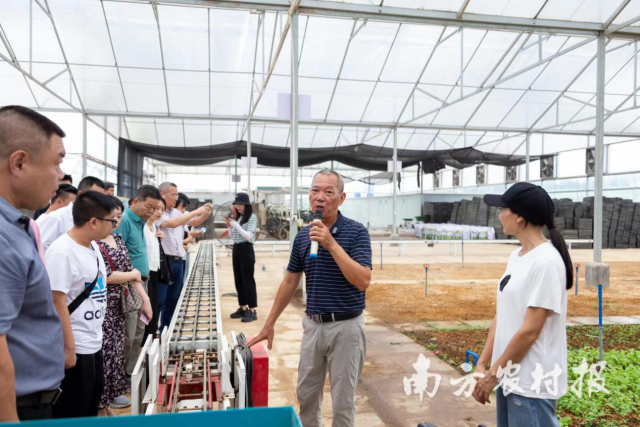 大旺莱农机合作社负责人正在讲解集中育秧流水线