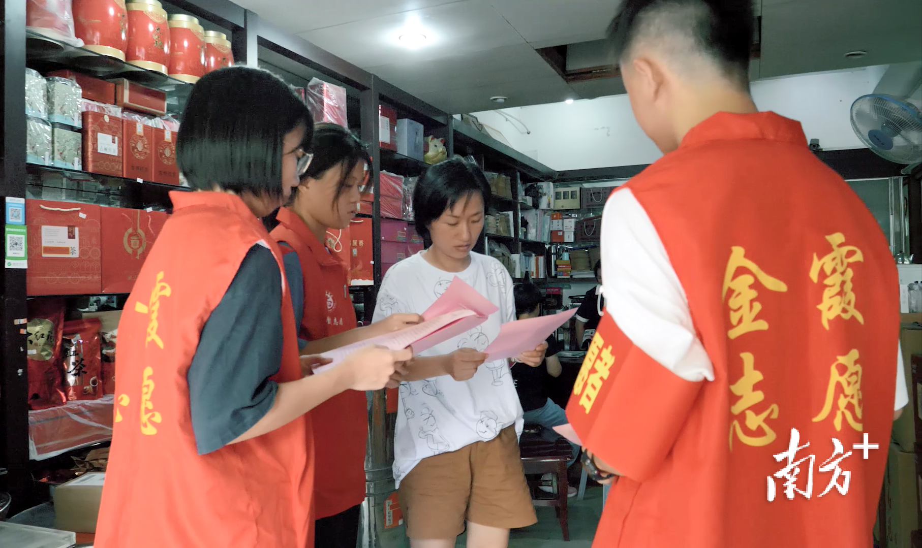 龙湖区金霞街道网格志愿者进社区进商户宣传安全经营。